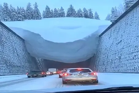 معماری طبیعت؛ توده برف بالای تونل راننده ها رو به سلام علیک با عزرائیل کشوند