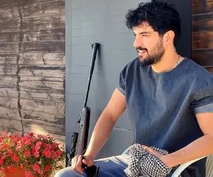 آقای بازیگر جذاب زمین تا آسمان با نقش هایش فرق دارد! +عکس