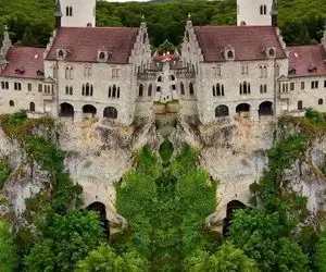 معماری خلاقانه؛ لبه پرتگاه کوه صخره‌ای قلعه ساختن آسانسور تو دل کوه داره با معماری هیولایی