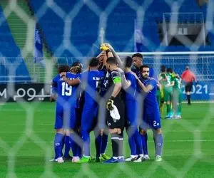 (عکس) برگزاری نماز جماعت وسط زمین فوتبال!