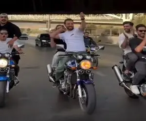 آواز شاد؛ پسرا رو موتور جوری حرکات موزون میرن که خیلیا رو زمین ثابت نمیتونن انجام بدن