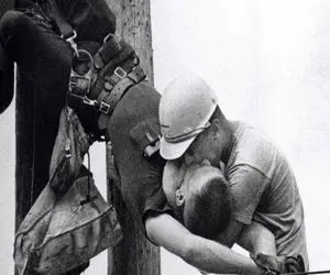 یک عکس یک روایت؛ احیای دهان به دهان برای نجات جان یک انسان بر روی تیر چراغ برق