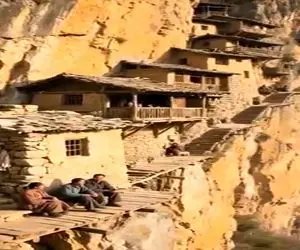 معماری خلاقانه؛ کوه رو دور شمسی قمری زدن دورتادور خونه ساختن از دامنه تا نوکم پله زدن