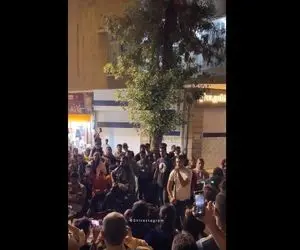 آواز خیابانی؛ ببینید آقایون چه جمعیتی رو دور خودشون جمع کردن و خانم گل رو میخونن