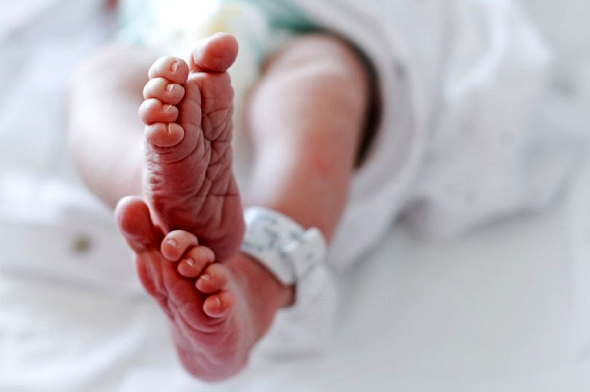 1_Newborn-baby-boy-at-hospital-with-identity-tag-on-feet-close-up