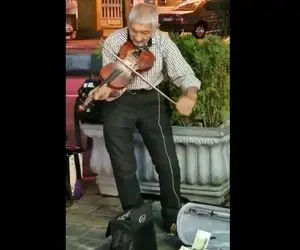 آواز خیابانی؛ پیرمردی رو ببینید که با کمر خمیده چه آهنگ دلربایی میزنه همه کیف کردن