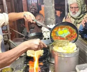 غذای خیابانی؛ این آقا بهش میگن سلطان املت و تو پیاده رو با تخم مرغ طعام میده بهشتی
