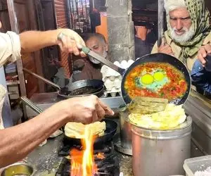 غذای خیابانی؛ این آقا بهش میگن سلطان املت و تو پیاده رو با تخم مرغ طعام میده بهشتی