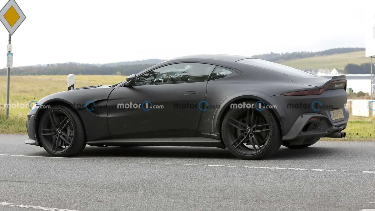 new-aston-martin-v12-vantage-rs-spy-shots (4)