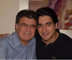 (ویدئو) بوسه پراحساس همایون شجریان بر تصویر پدرش وسط کنسرت