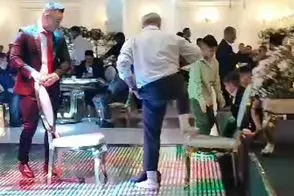 آواز شاد؛ پیرمرد وسط عروسی میره رو صندلی 180 میزنه مهمونا گرخیدن که چپه نشه