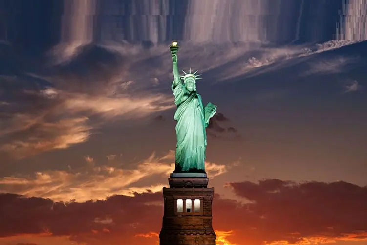 دیدنی‌ها؛ مجسمه آزادی امریکا رو با شکلات ساختن طوری که میخوای گازش بزنی!