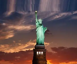 دیدنی‌ها؛ مجسمه آزادی امریکا رو با شکلات ساختن طوری که میخوای گازش بزنی!