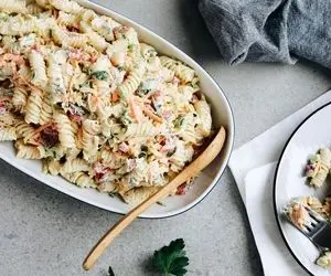 ترفندهای خوشمزه تر شدن سالاد ماکارونی + سالاد ماکارونی قالبی