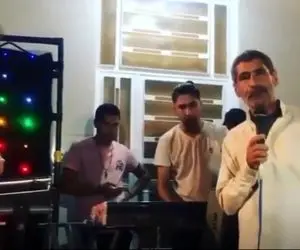 آواز محلی؛ تو مراسم می بینن پیرمرده صداش خوبه میکروفون میدن با رقص نور حرفه ای میخونه