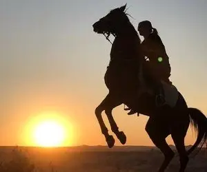 آواز محلی؛ دختر سوار بر اسب میتازونه و با آهنگ بابا کوهی زده تو دل دشت و کمر