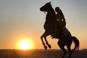 آواز محلی؛ دختر سوار بر اسب میتازونه و با آهنگ بابا کوهی زده تو دل دشت و کمر