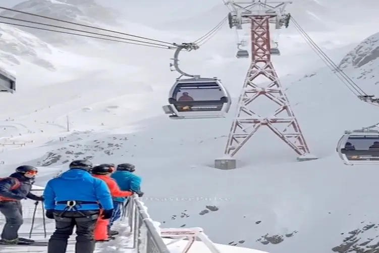 معماری طبیعت؛ مسافر تله کابین بین زمین و هوا پر پر شد