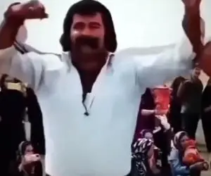 آواز شاد؛ آقاهه با کلی سیبیل شبیه خلافکار درجه یکه ولی ببین چه ناز میرقصه واسه دوستاش