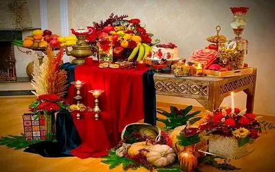 میز یلدایی شیک و پیک؛ چیدمان سفره شب چله، از ساخت اسماج تا برش هندوانه و ریز تزیینات