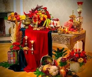 میز یلدایی شیک و پیک؛ چیدمان سفره شب چله، از ساخت اسماج تا برش هندوانه و ریز تزیینات