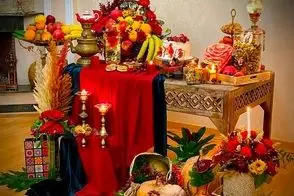 میز یلدایی شیک و پیک؛ چیدمان سفره شب چله، از ساخت اسماج تا برش هندوانه و ریز تزیینات