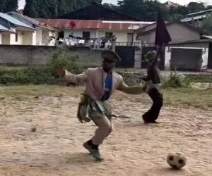 آواز شاد؛ مرد دور کمرش برگ بست تو زمین فوتبال یه ژانگولربازی کرد انگار داداش سوباسائه