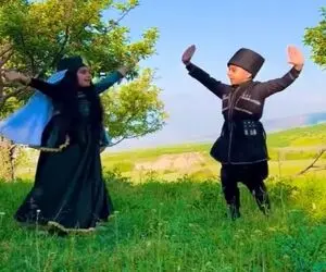 آواز محلی؛ این رقص آذری میشه بهترین که تو عمرت دیدی خواهر و برادر گل کاشتن یاشاسین