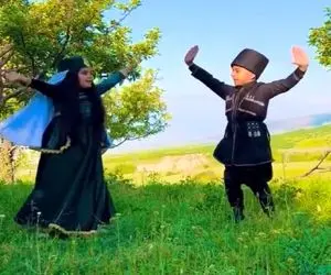 آواز محلی؛ این رقص آذری میشه بهترین که تو عمرت دیدی خواهر و برادر گل کاشتن یاشاسین