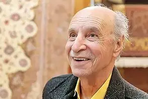 آواز شاد؛ پیرمرد ناتوان رو صندل نشسته چه رقصی میکنه به لرزه افتاد