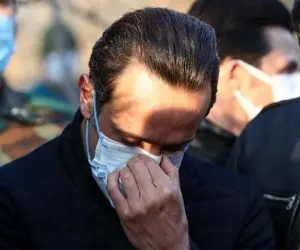 گریه‌های علی کریمی در تشییع پیکر علی انصاریان