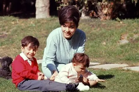 سفر به ایام قدیم ندیم؛ حرکت عجیب لیلا پهلوی با دماغ شاه خیره سر طرد شده