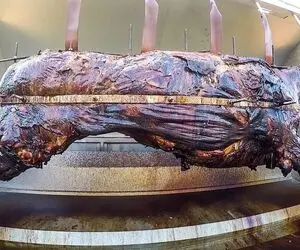 پخت یک گاو 200 کیلو؛ گاو گنده رو سرش و دمش رو بریدن ادویه زدن درسته گذاشتن تو تنور
