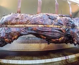 پخت یک گاو 200 کیلو؛ گاو گنده رو سرش و دمش رو بریدن ادویه زدن درسته گذاشتن تو تنور