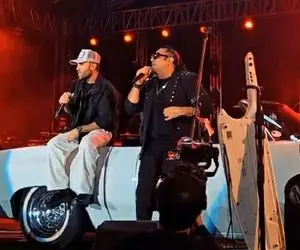 آواز شاد؛ هیجان بالای مردم تو کنسرت خیابانی گروه سون بند که مثل خارجیا میان وسط