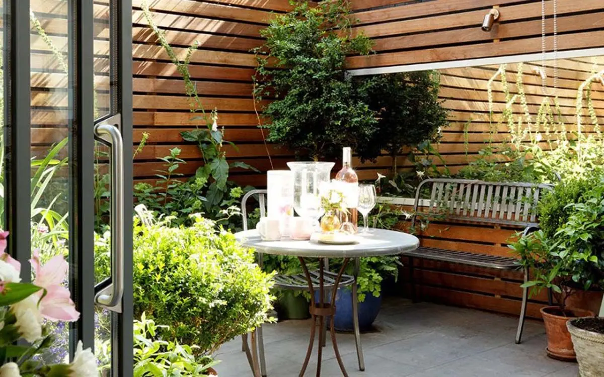 Walled-Courtyard-Patio-Garden-920x920