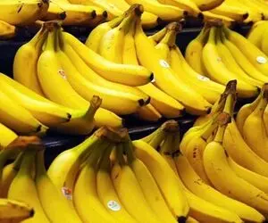 کاهش قیمت موز در بازار شب عید