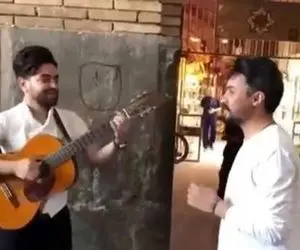 آواز خیابانی؛ پسر گیتار میزد یهو راغب اومد براش خوند میزنه تو صورت خودش ببینه بیداره!