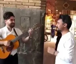 آواز خیابانی؛ پسر گیتار میزد یهو راغب اومد براش خوند میزنه تو صورت خودش ببینه بیداره!