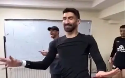 آواز فوتبالی؛ پایکوبی بیرانوند تو رختکن که هرچی تا حالا یاد گرفته رو کرد