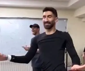 آواز فوتبالی؛ پایکوبی بیرانوند تو رختکن که هرچی تا حالا یاد گرفته رو کرد