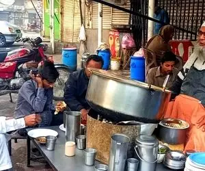 غذای خیابانی؛ ببینید این پیرمرد آراسته عصرونه چه خوراک دلچسب و ارزونی میده دست مشتری