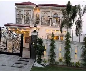 خانه‌های لوکس؛ حموم های این خونه هم مثل ظاهرش اعیونی فقط آشپزخونه اش خیلی کوچیکه