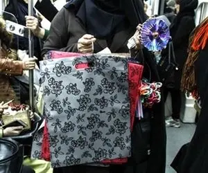 زنی که با ۶ میلیارد ثروت در مترو دستفروشی می‌کند! 