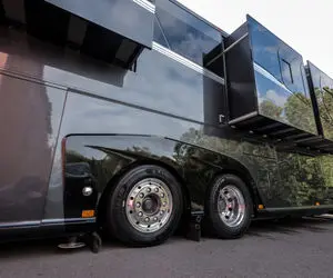 کامیون لاکچری 40 میلیاردی که جون میده واسه سفر و مهمونی خصوصی ؛ بری توش دیگه در نمیای