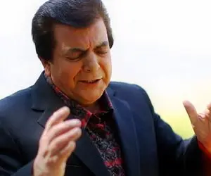 آواز خیابانی؛ ببینید عباس قادری چه دلنشین آهنگ معروفش رو تو خیابون میخونه ناز نفسش