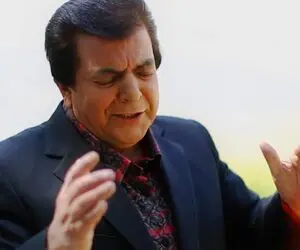 آواز خیابانی؛ ببینید عباس قادری چه دلنشین آهنگ معروفش رو تو خیابون میخونه ناز نفسش