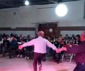 آواز شاد؛ دوتا پدر ایرانی با اهنگ آذری باهم میرقصن چه سیس حرفه ای گرفته پیرن سفیده