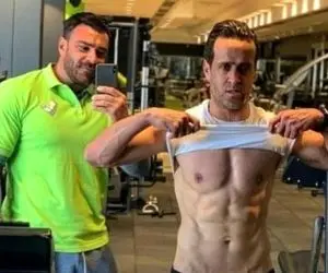 تعجب اماراتی‌ها از سیکس پک علی کریمی در 42 سالگی