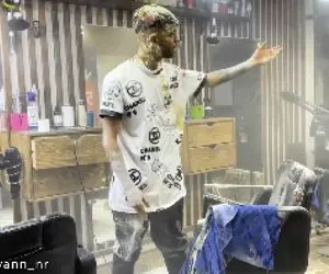 پسر رو تو آرایشگاه کشتن با شوخی هاشون! | ویدیو